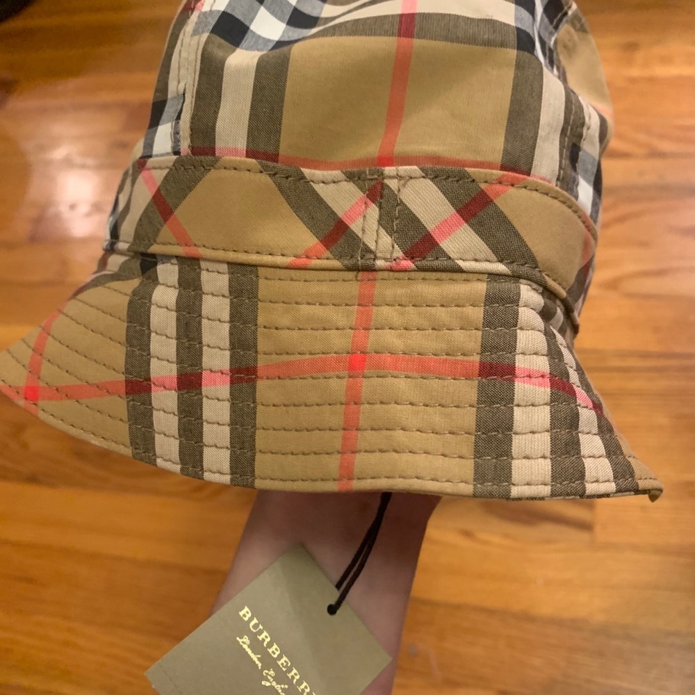 NWT Burberry bucket hat